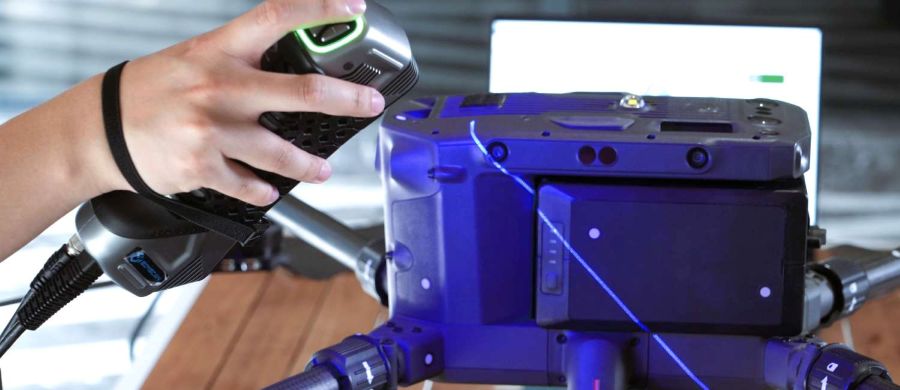 SimScan 42 Gen2 easily scanning a black and reflective car part without any surface preparation.