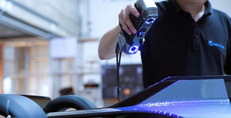 The handheld Scanology SimScan 42 Gen2 demonstrating its industrial-grade metrology accuracy.