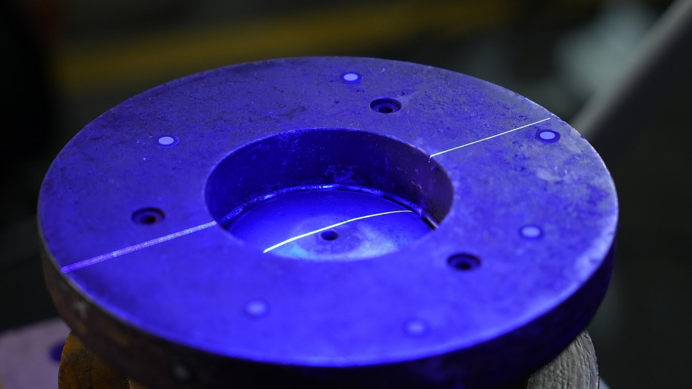 1 laser line scans deep holes